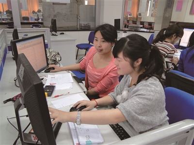 图为经贸会计实训基地教师在指导学生代理记账.jpg