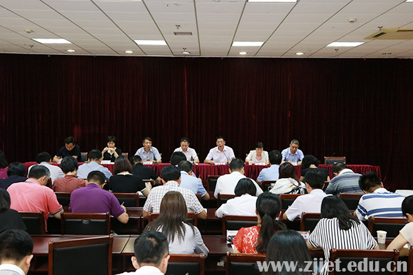 党委理论中心组学习会1.jpg